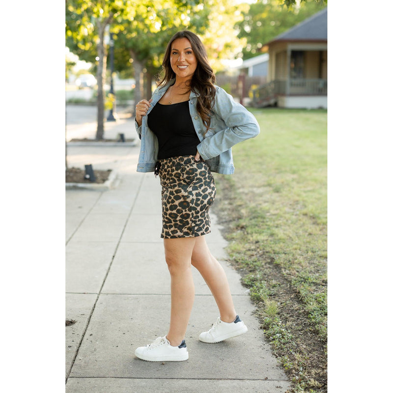 Buttery soft leopard print jogger skirt for women by Julia Rose. Julia Rose Liana Leopard 2.0 Jogger Skirt with pockets and waistband.