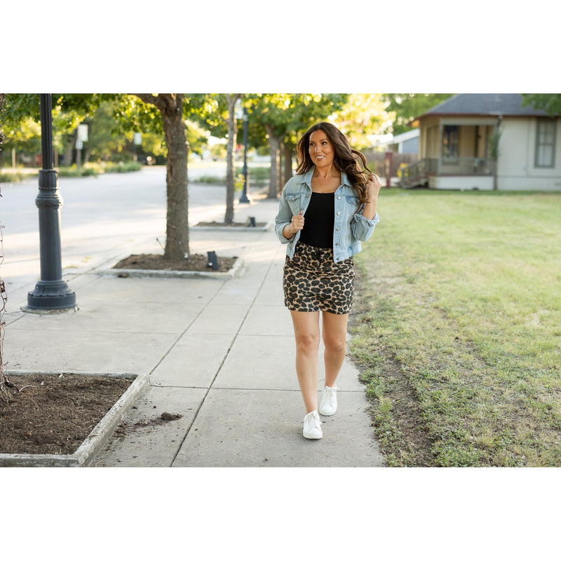 Buttery soft leopard print jogger skirt for women by Julia Rose. Julia Rose Liana Leopard 2.0 Jogger Skirt with pockets and waistband.